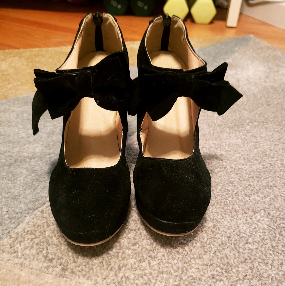 Black bowtie heeled booties